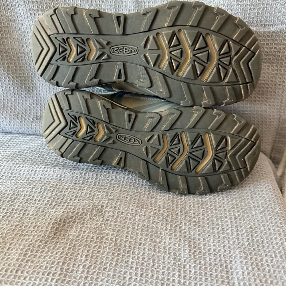 Keen Girl’s Gray Athletic Shoes Size 2